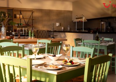 Nahaufnahme eines gedeckten Tisches in einer traditionellen griechischen Taverne