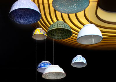 Suppenschalen, die als Dekoration in einem asiatischen Restaurant von der Decke hängen