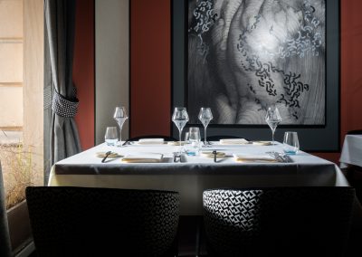 gedeckter Esstisch in einem modernen Restaurant