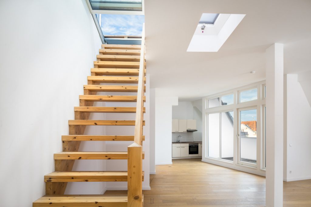 Innenaufnahme einer modernen Dachgeschosswohnung mit treppe zur dachterrasse