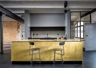Innenaufnahme einer moderne Küche mit Kücheninsel in einer Loft in Berlin