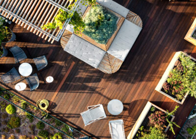 Dachterrasse mit Holzfussboden und Pflanzen