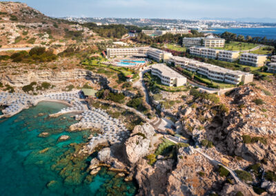 Außenaufnahmen wie diese zeigen die Nähe des Hotels zum Strand mit glasklarem Wasser