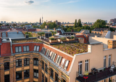 Außenaufnahme einer Wohnung mit Dachterrasse und Blick auf den Berliner Fernsehturm