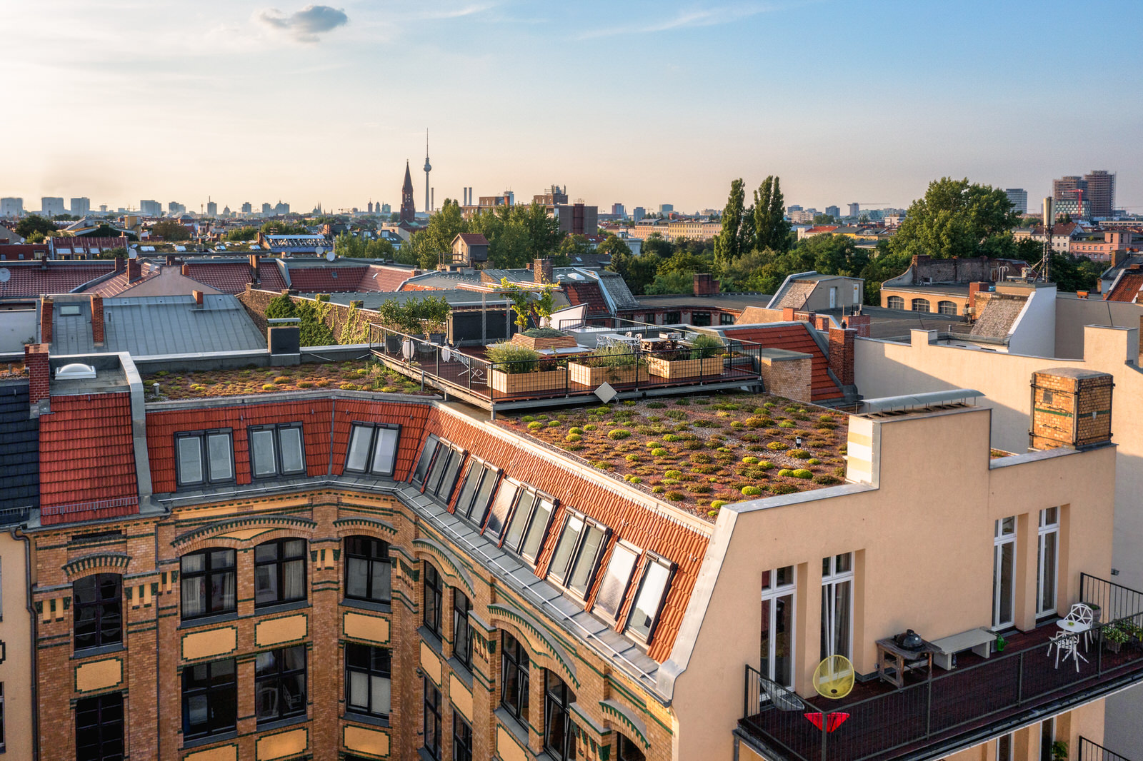 Außenaufnahme einer Wohnung mit Dachterrasse und Blick auf den Berliner Fernsehturm
