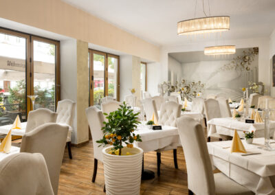 modernes Restaurant mit heller Einrichtung