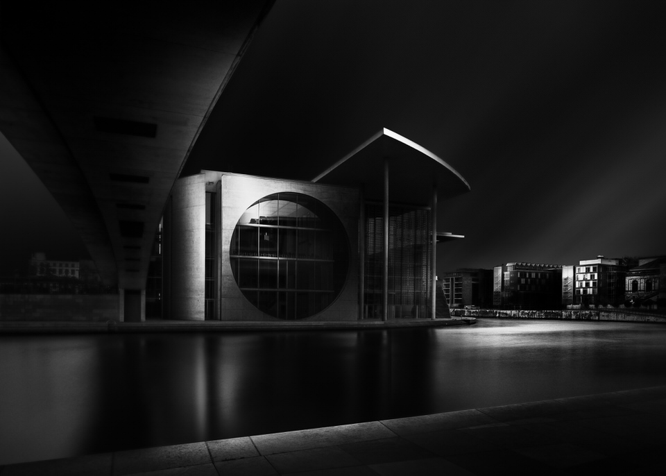 schwarz weiss fine art foto des regierungsviertels in berlin