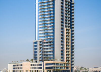 modernes hochhaus am strand unter blauem himmel