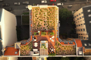 Drone shot of a green roof terrace with seating area and urban surroundings - Real Estate Photography Berlin & Hamburg