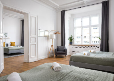 Helle und stilvolle Altbauwohnung in Berlin, professionell fotografiert für Immobilienvermarktung