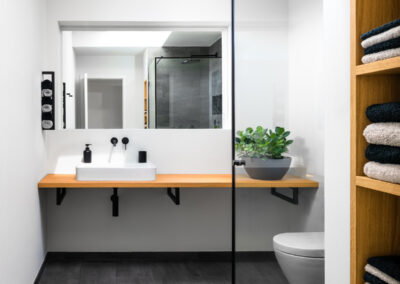 Modernes Badezimmer mit Holzarmaturen