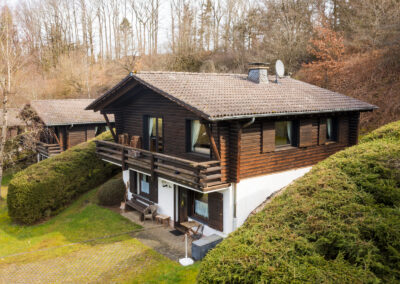 Aussenaufnahme eines rustikalen Blockhauses im Wald