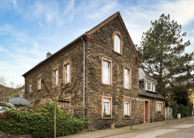 Außenaufnahme eines alten Steinhauses an einem sonnigen Tag