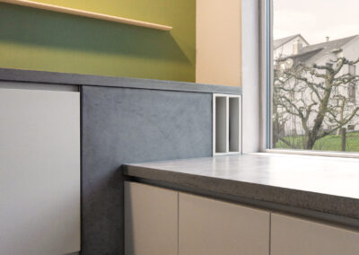 Puristische moderne Küche mit Steinwand