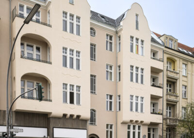 Aussenaufnahme eines Altbaus mit verzierten Dächern in Berlin