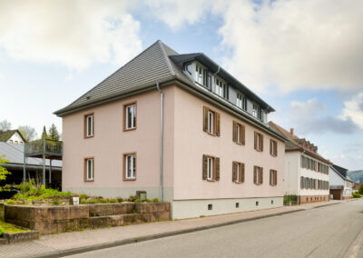 Aussenaufnahme eines großen Mehrfamilienhauses an einem wolkigen Tag