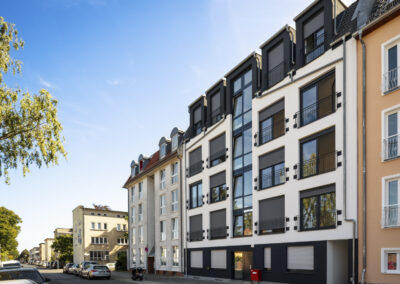 Fassade eines neuen modernen Wohnhauses mit großen Fenstern in Berlin