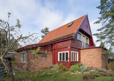 Typisch rotes Schwedenhaus in einem wilden Garten