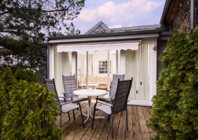 Wohnzimmer mit Dachterrasse  in romantischer Stimmung im Sonnenuntergang