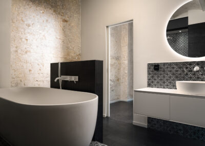 Rustikales modernes Badezimmer mit freistehender Badewanne