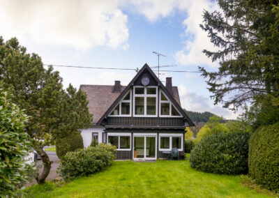 Außenaufnahme eines alten Fachwerkhauses mit großem Garten