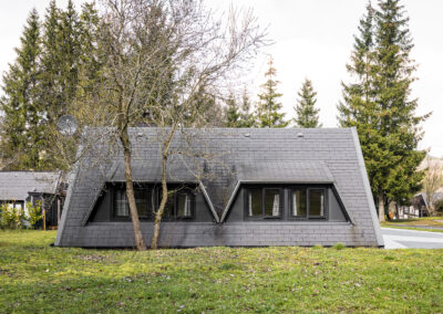 Flaches Tiny Haus in der Natur