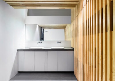 Minimalistisches Badezimmer mit Holzlamellen an Wänden und Decke