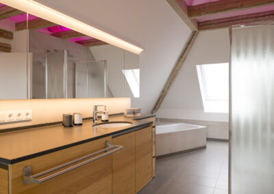 Modernes Badezimmer mit Holzarmaturen in einem alten Fachwerkhaus