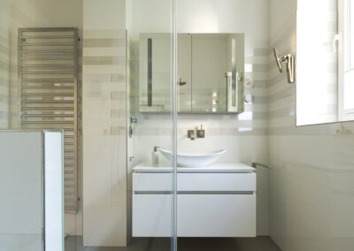 Modernes Badezimmer mit Tageslicht und freistehendem Waschbecken