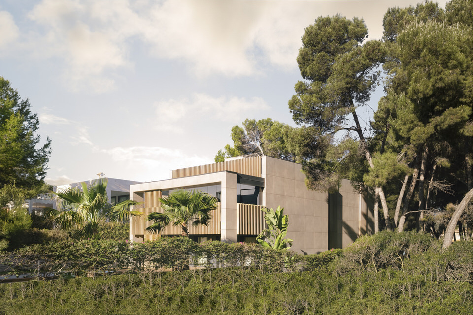 Modernes Einfamilienhaus mit Beton- und Holzfronten in der Natur