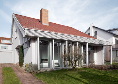 Außenaufnahme eines Einfamilienhauses an einem sonnigen Tag